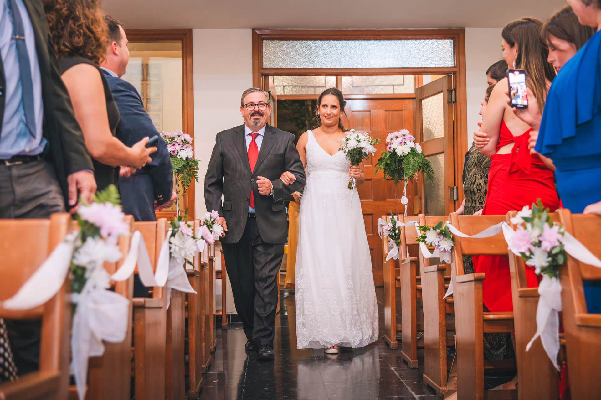  Entrada de la novia con su padre a la iglesia en Montevideo durante la ceremonia de casamiento.