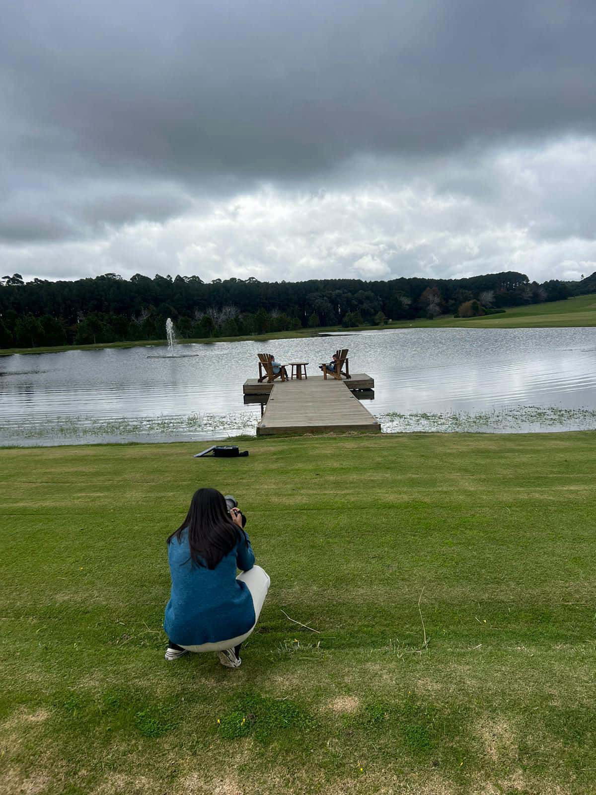 fotografia en la que se ve a caroroig sacando fotos en exteriores a ninos