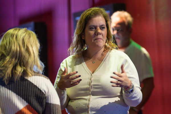 Noelia Pace brindando una charla en vivo en escenario junto a otro expositor – cobertura fotográfica del evento por Caro Roig.
