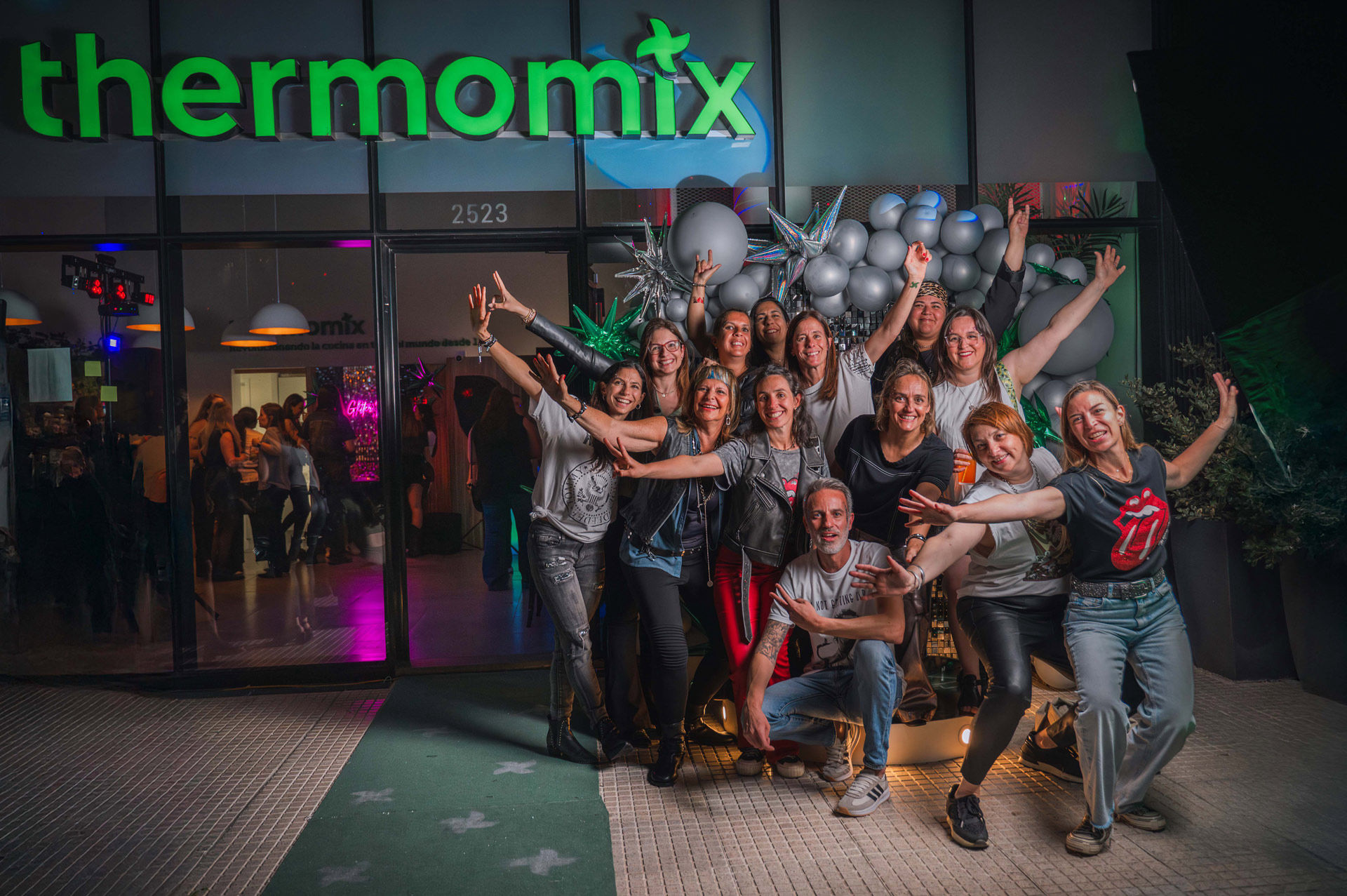 Cobertura fotográfica de evento corporativo en Pocitos, Montevideo. Grupo de trabajo celebrando con alegría en el local de Thermomix.