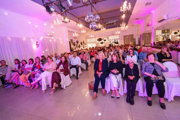 Público sentado en auditorio durante un evento institucional en Montevideo, con ambientación elegante y luces cálidas – fotografía profesional por Caro Roig.