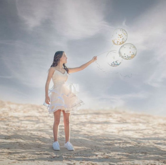 Sesión de fotos de 15 años en la playa de Ciudad de la Costa. Fotografía de exteriores naturales en El Pinar, con globos y vestido claro.