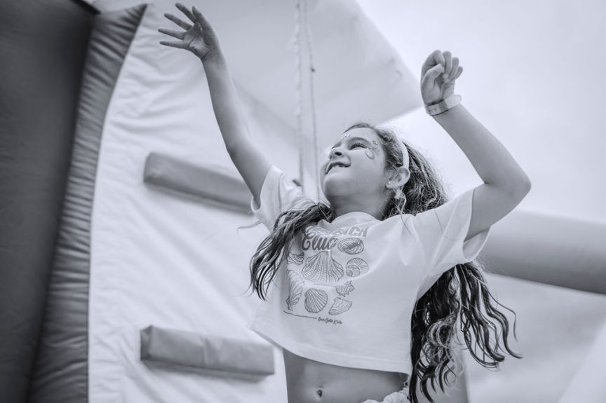 foto de niña en blanco y negro saltando en un inflable
