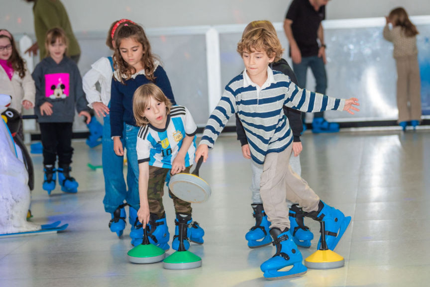 Niños jugando en una pista de patinaje durante una celebración de cumpleaños.