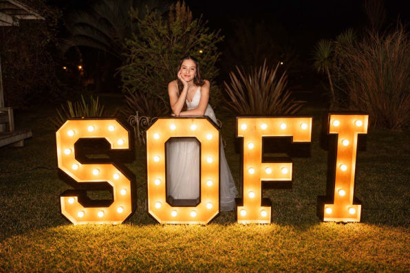 cartel grande Sofi, quinceañera sobre el cartel
