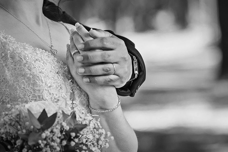 foto de manos de novios entrelazada