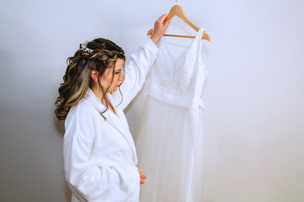 Novia observando su vestido previo a la boda